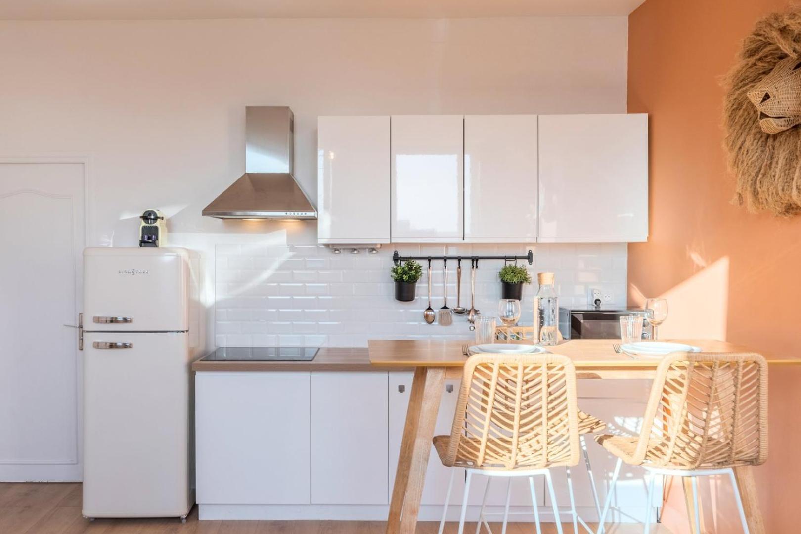 Hypercentre - Private Parking, Metro + Train 100m Apartment